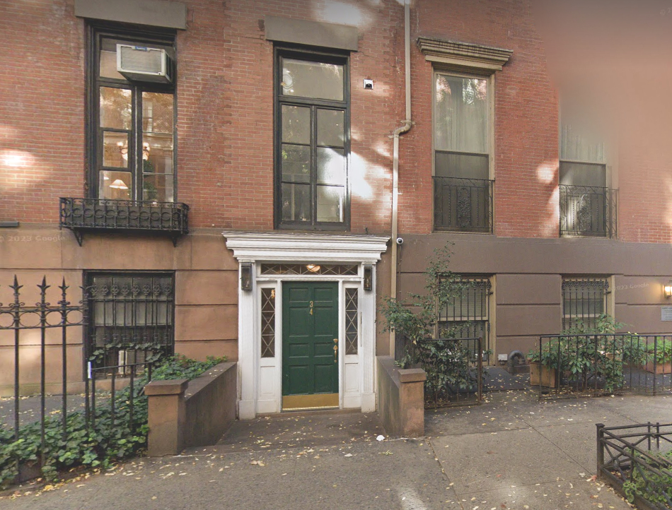 Office building with urban architecture and a prominent entrance